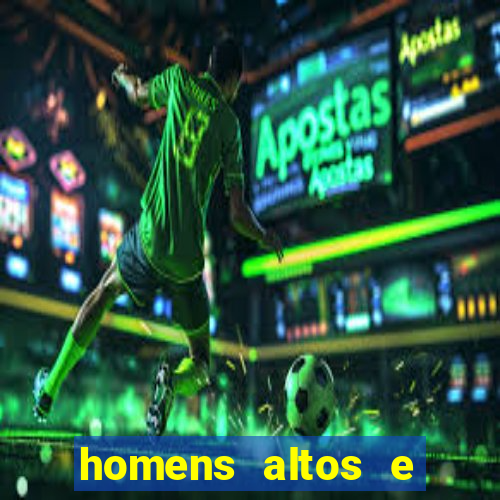 homens altos e sarados pelados